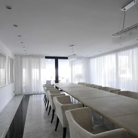 Huge Stunning 别墅