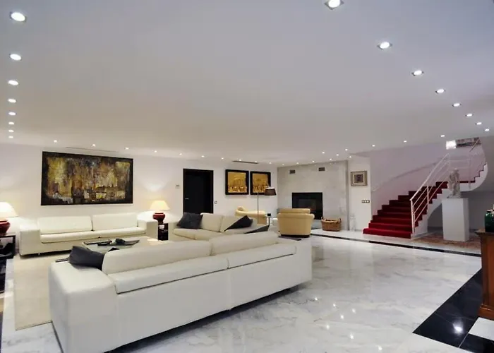 Huge Stunning Vila *