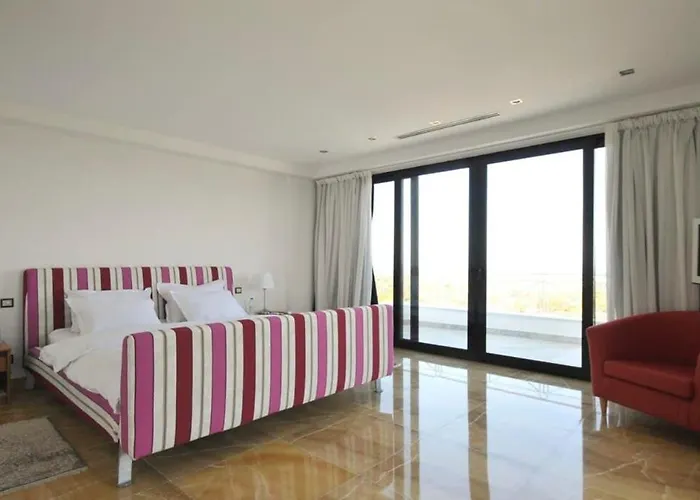 Vila Huge Stunning