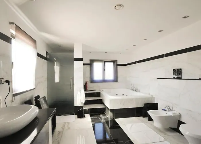 Huge Stunning Vila *