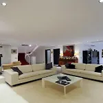 Huge Stunning Vilă *