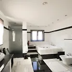 Huge Stunning Vilă *