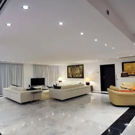 Villa Huge Stunning