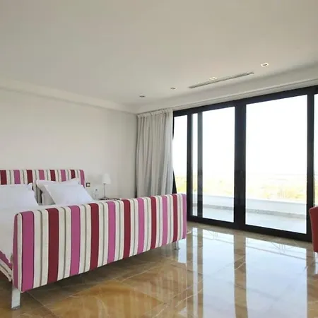 Villa Huge Stunning