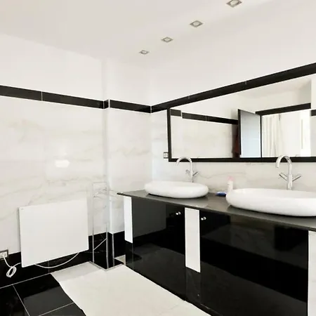 Villa Huge Stunning