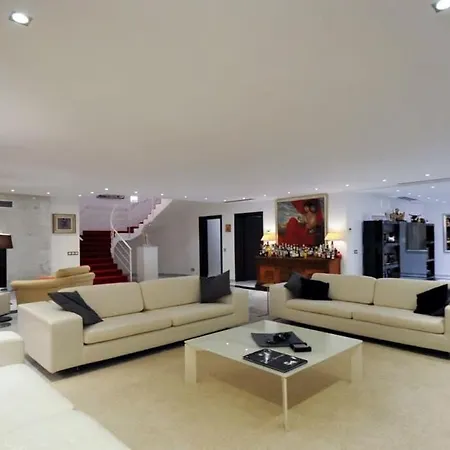 Huge Stunning Villa *