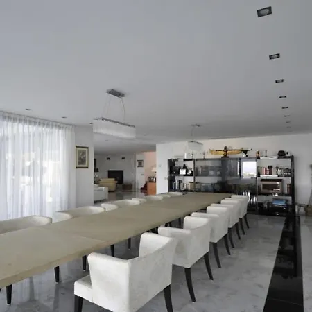 Villa Huge Stunning *