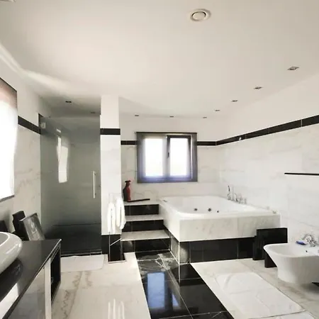 Huge Stunning Villa *